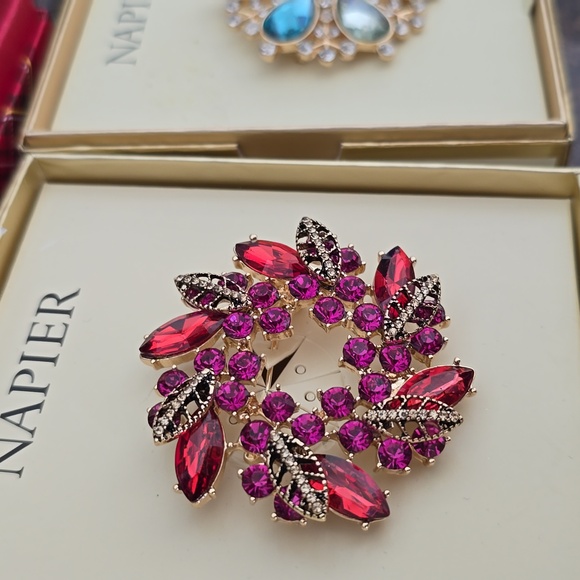 3 ITEMS:  2 NAPIER & 1 MONET BEAUTIFUL SPARKLING HOLIDAY PINS BUNDLE OF 3 - Picture 10 of 13